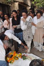 at Bollywood Photographer Jagdish Mali_s funeral in Mumbai on 13th May 2013 (53).JPG
